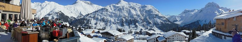 bergwereld bij oberlech.jpg - Het is druk in de restaurants in Oberlech.